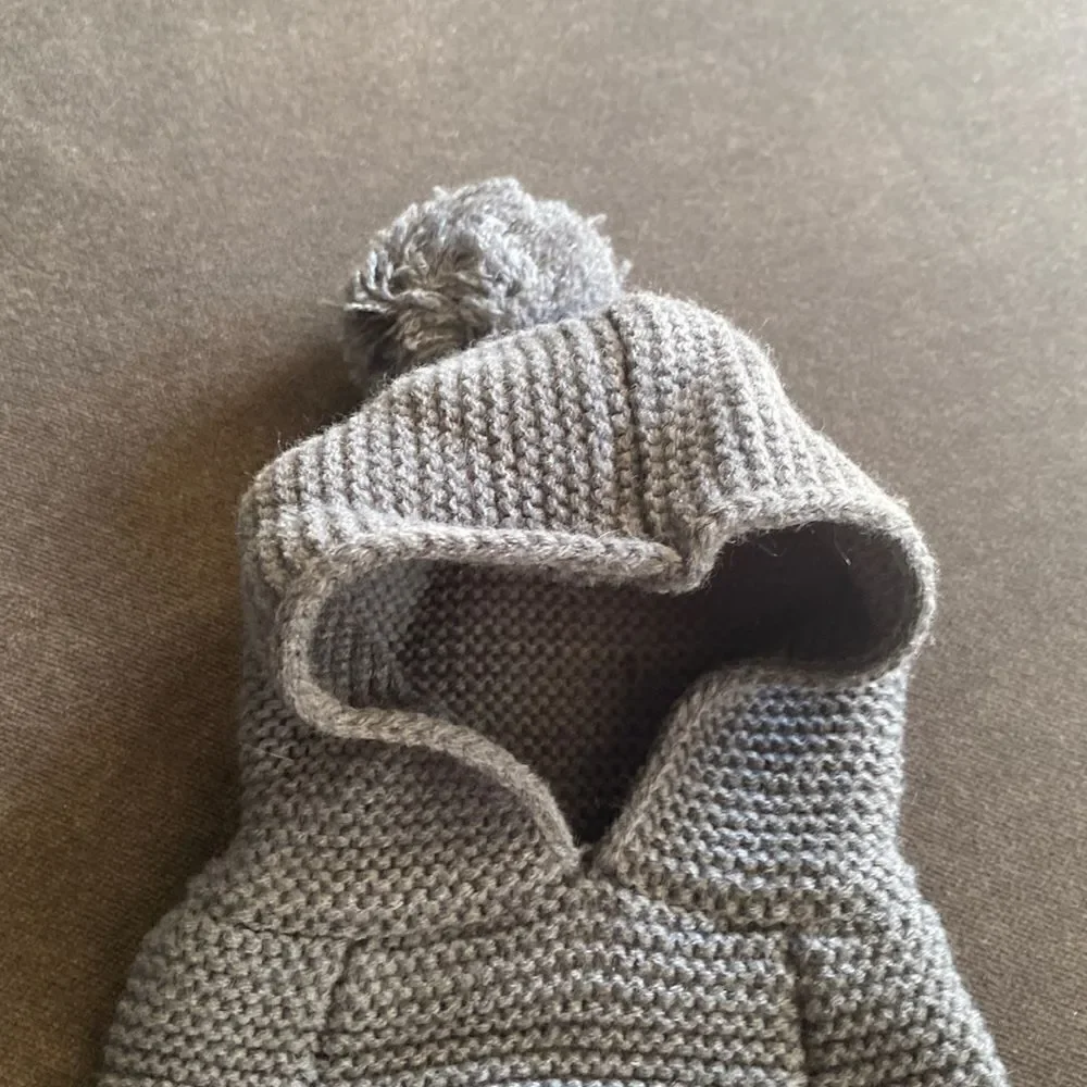 Dog or Cat Knitted Sweater Gray Hoodie with Pom & Star Design Size S NWT